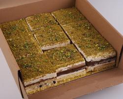 Special Pistachio Mono Cake 9 Pieces (Mono Kare Fistikli Pasta 9 Adet)
